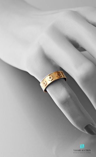 null Flat ring in yellow gold 750 thousandth, decoration of flowers stamped, the...