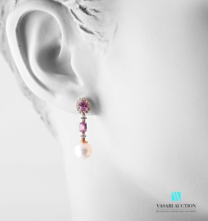 null Pair of earrings in pink gold 750 thousandths supporting a pearl topped by oval...