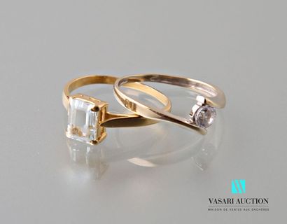 null Two rings in yellow gold 750 thousandth and imitation stones 
Weight : 3,4 ...