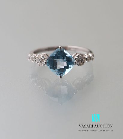 null Ring in white gold 750 thousandth set with a faceted cushion-cut blue topaz...