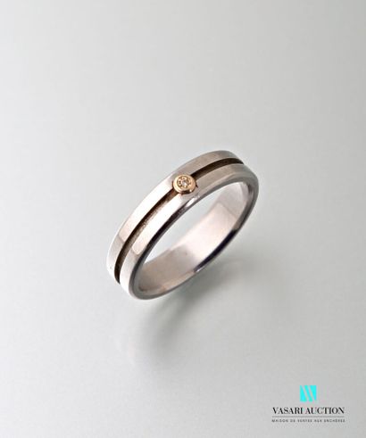 null Steel ring decorated with a small diamond in a closed gold setting
Finger size...