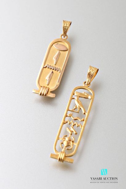 null Deux pendentifs en or jaune 750 millièmes cartouches égyptiens ornés de hiéroglyphes,...