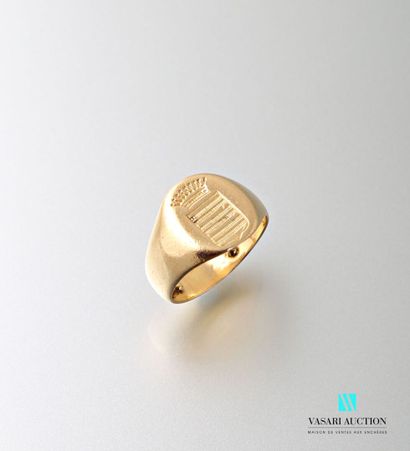 null Ring in yellow gold 750 thousandth, the plate engraved with crowned coat of...