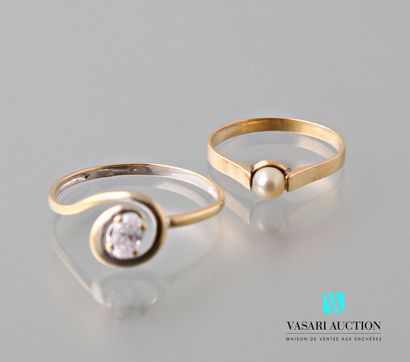 null Two rings in yellow gold 750 thousandth set with a white stone and a pearl 
Weight...