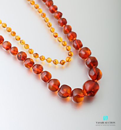 null Two necklaces of resin: a choker decorated with yellow pearls length 27 cm,...