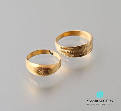 null Two rings in yellow gold 750 thousandths geometric chased decoration 
Weight...