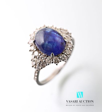 null Ring in white gold 750 thousandth centered of a sapphire treated of size cabochon...
