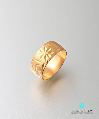 null Large ring in yellow gold 750 thousandths with flowers and foliage chased 
Marked...