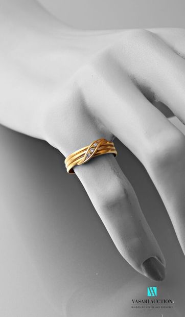 null Ring in yellow gold 750 thousandths formed of three rings half-jonc decorated...