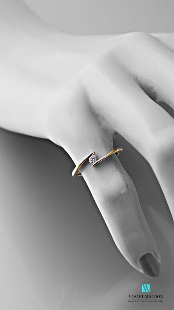 null Crossed ring in gold 750 thousandths set with a brilliant of approximately 0,10...