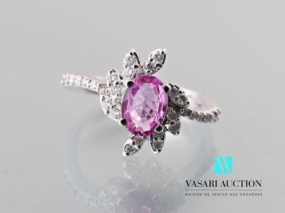 null Asymmetrical ring in white gold 750 thousandths set in its center of a pink...