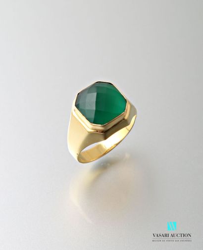 null Ring in gold-plated silver set with a square-cut faceted green onyx.
Gross weight:...