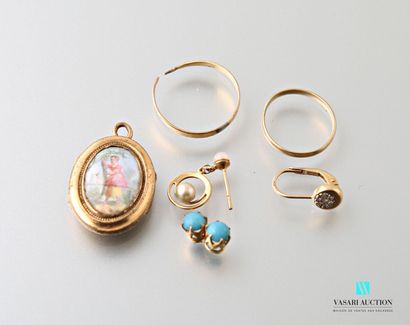 Un anneau et un pendant d'oreille en or jaune...