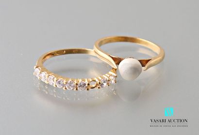 null Two rings in yellow gold 750 thousandth: one set with a dead pearl and one set...