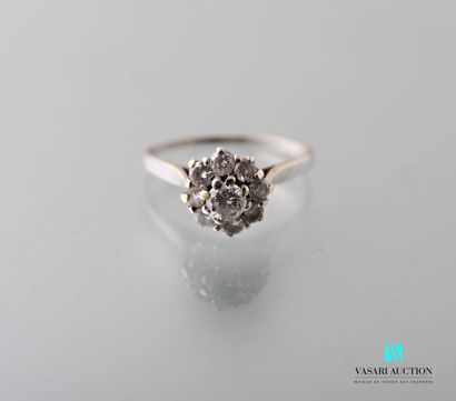 null Daisy ring in white gold 750 thousandth set with nine diamonds 
Gross weight:...