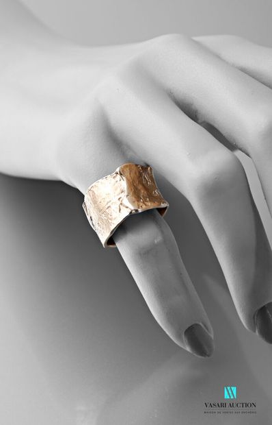 null Large flat ring in gold 750 thousandths decorated with folds and impressions...