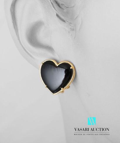 null Pair of earrings in vermeil in the shape of heart set with onyx.
Gross weight...