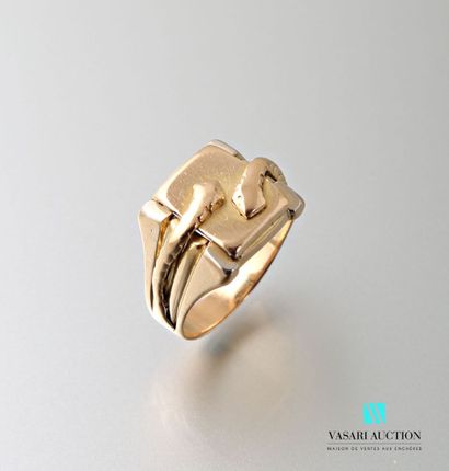 null Ring in yellow gold 750 thousandth, decorated with two snakes on the square...