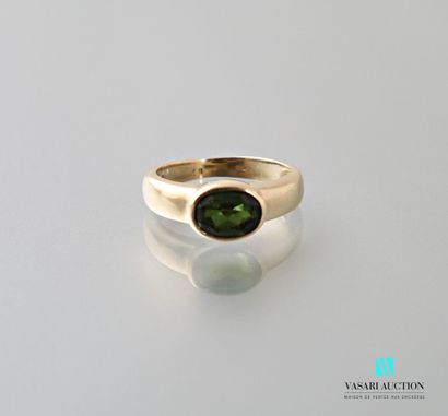 null Ring in yellow gold 585 thousandths set with a green stone 
Weight : 3,2 g -...