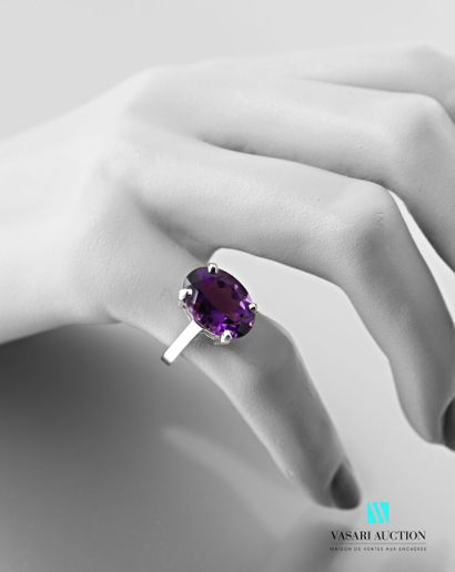 null Ring in white gold 750 thousandths decorated with an amethyst of oval size calibrating...