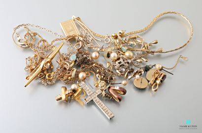 null Lot of costume jewelry in metal, gold plated and stones: chains, pendants, brooches,...