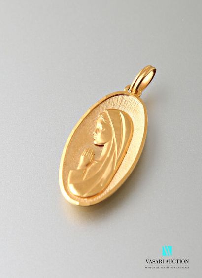 null Oval medal in yellow gold 750 thousandths, bust of the Virgin the joined hands...