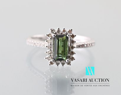null Ring in white gold 750 thousandth set in its center of a tourmaline of size...