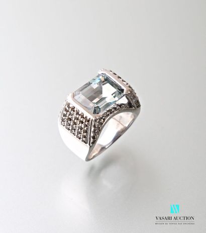 null Silver ring set with an emerald-cut blue quartz supported by a green quartz...