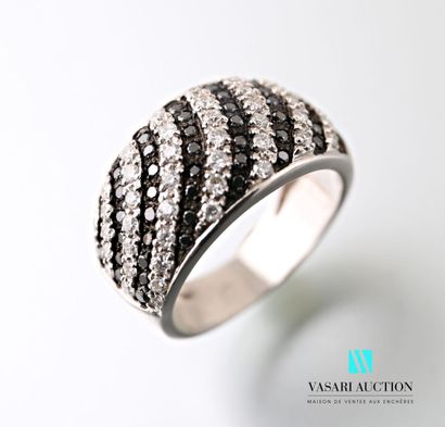 null Ring in white gold 750 thousandths decorated with moving lines of white and...