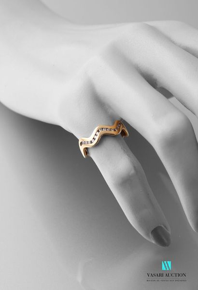 null Ring in yellow gold 750 thousandths of moved form, it is set with fourteen diamonds...