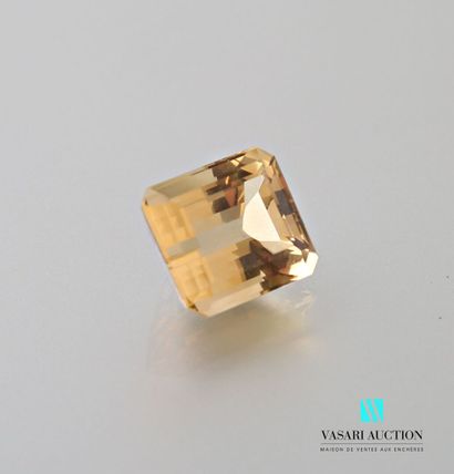 null Citrine on paper of emerald cut of approximately 19 carats.
Dimensions: 16.7...