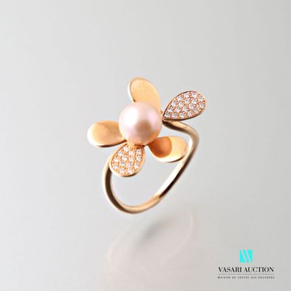 null Ring open flower in pink gold 750 thousandths, the heart in pearl of fresh water...