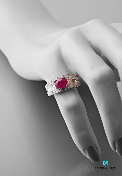 null Ring band in white gold 750 thousandth set with a central oval ruby of 1,50...