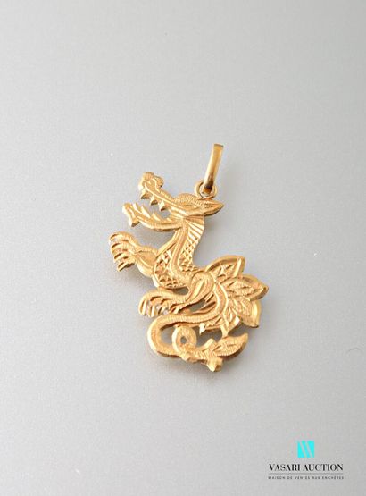 null Pendant in yellow gold 750 thousandths "Dragon, chased decoration 
Weight :...