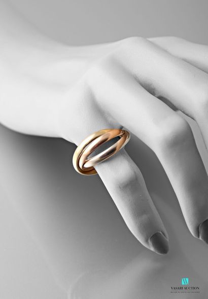 null Three rings linked in three shades of gold 
Weight : 9,3 g - Size 63
