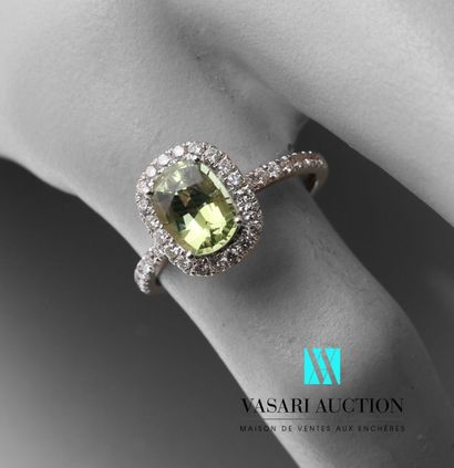 null Ring in white gold 750 thousandth set in its center of a green tourmaline of...