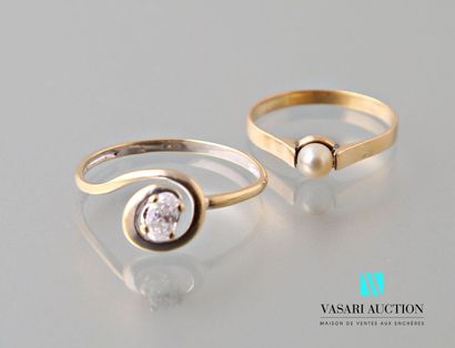 null Two rings in yellow gold 750 thousandth set with a white stone and a pearl 
Weight...