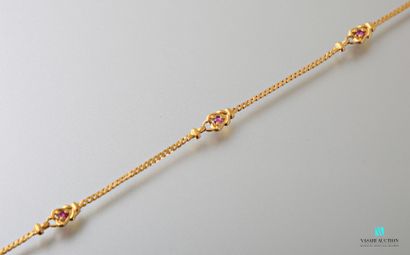 null Bracelet souple en or jaune 750 millièmes maille anglaise orné de trois motifs...