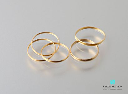 null Trois anneaux liés et deux alliances en or jaune 750 millièmes 
Poids : 3,1...
