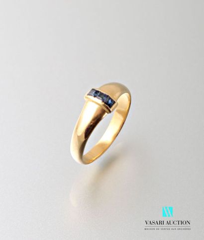 null Yellow gold ring 750 thousandth, the center set with a line of three calibrated...