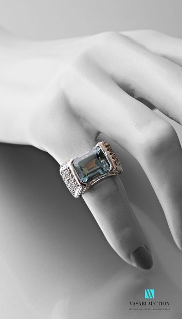 null Silver ring set with an emerald-cut blue quartz supported by a green quartz...