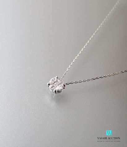 null Pendant and its chain in mesh forçat, it is set in its center of a diamond of...