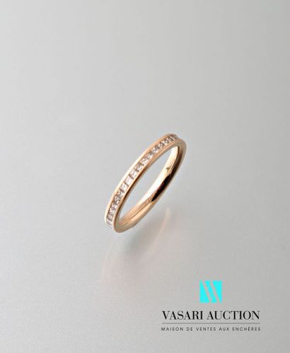 null Wedding ring in pink gold 750 thousandths decorated with princess cut diamonds...