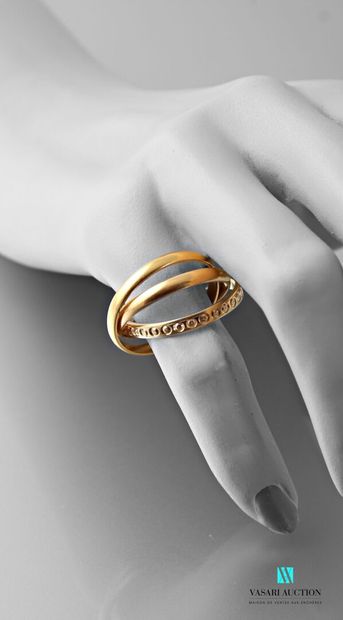 null Trois anneaux liés en or jaune 750 millièmes dont un à décor ciselé de cercles...