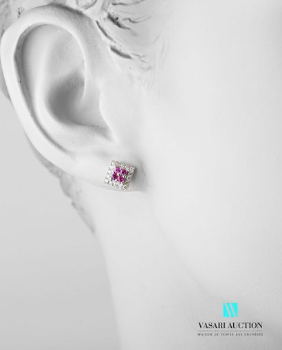 null Pair of square-shaped ear studs in white gold 750 thousandths set in their centers...