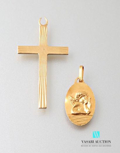 null Un pendentif croix et une médaille ovale Ange de Raphaël, en or jaune 750 millièmes...