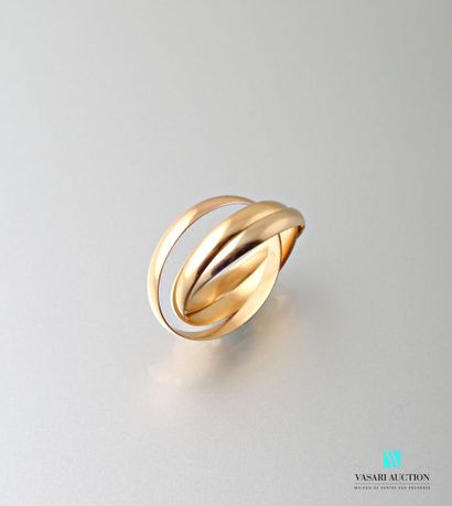 null Three rings linked in three shades of gold 
Weight : 4,1 g - Size 56
