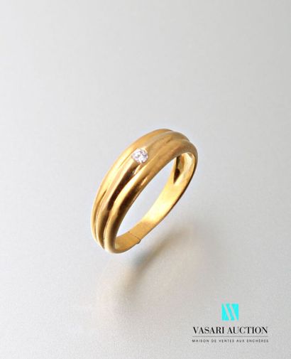 null Yellow gold ring 750 thousandths with godronné pattern on the front, set with...