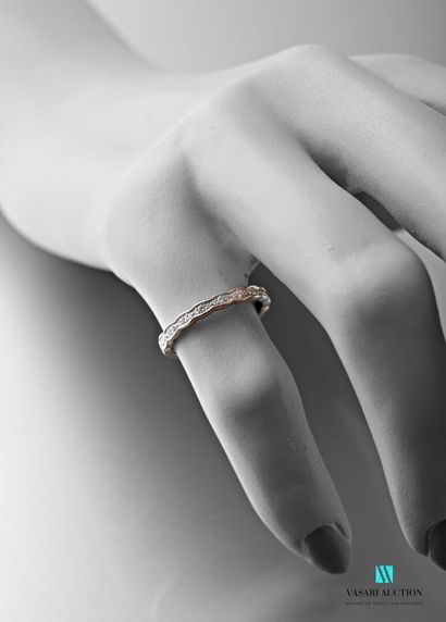 null Half wedding ring in white gold 750 thousandths presents a slightly moved line...