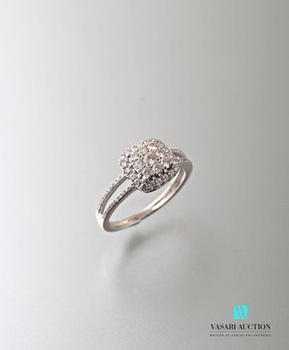 null Cushion ring in white gold 750 thousandth set in its center with a pavement...